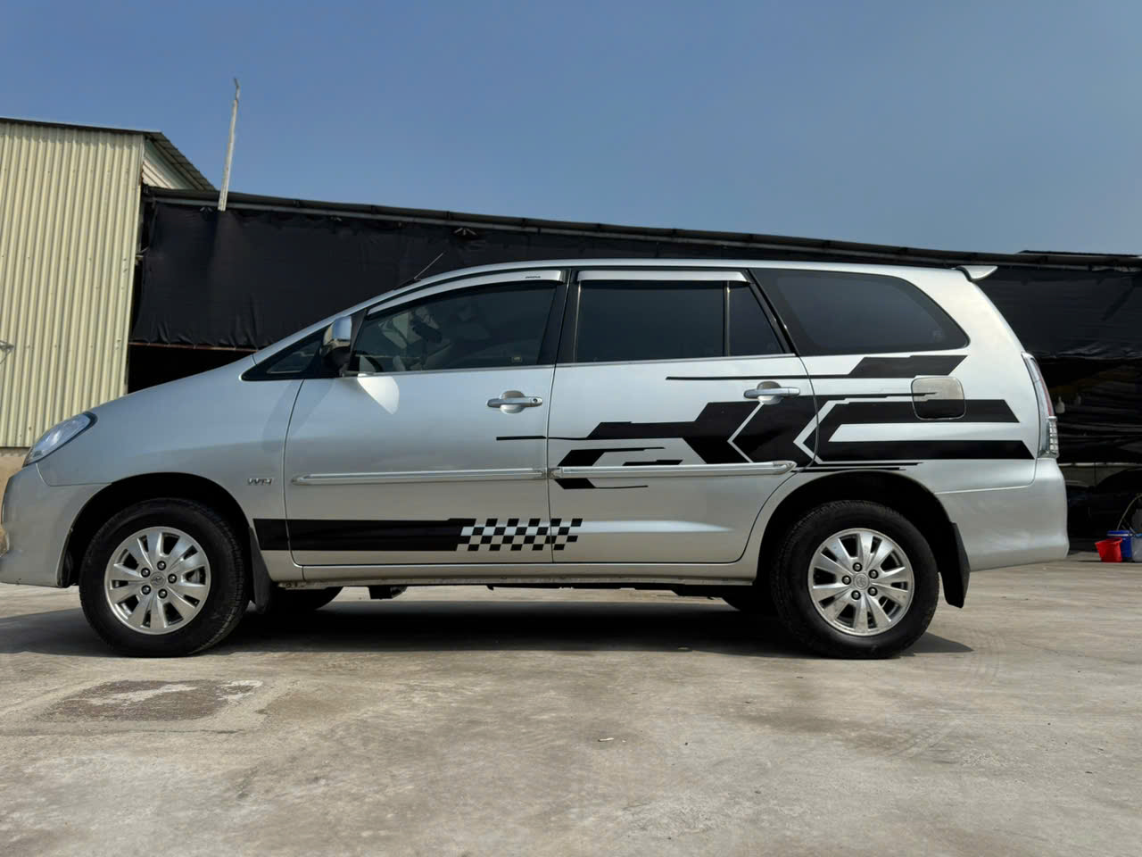 Toyota Innova 2011 4