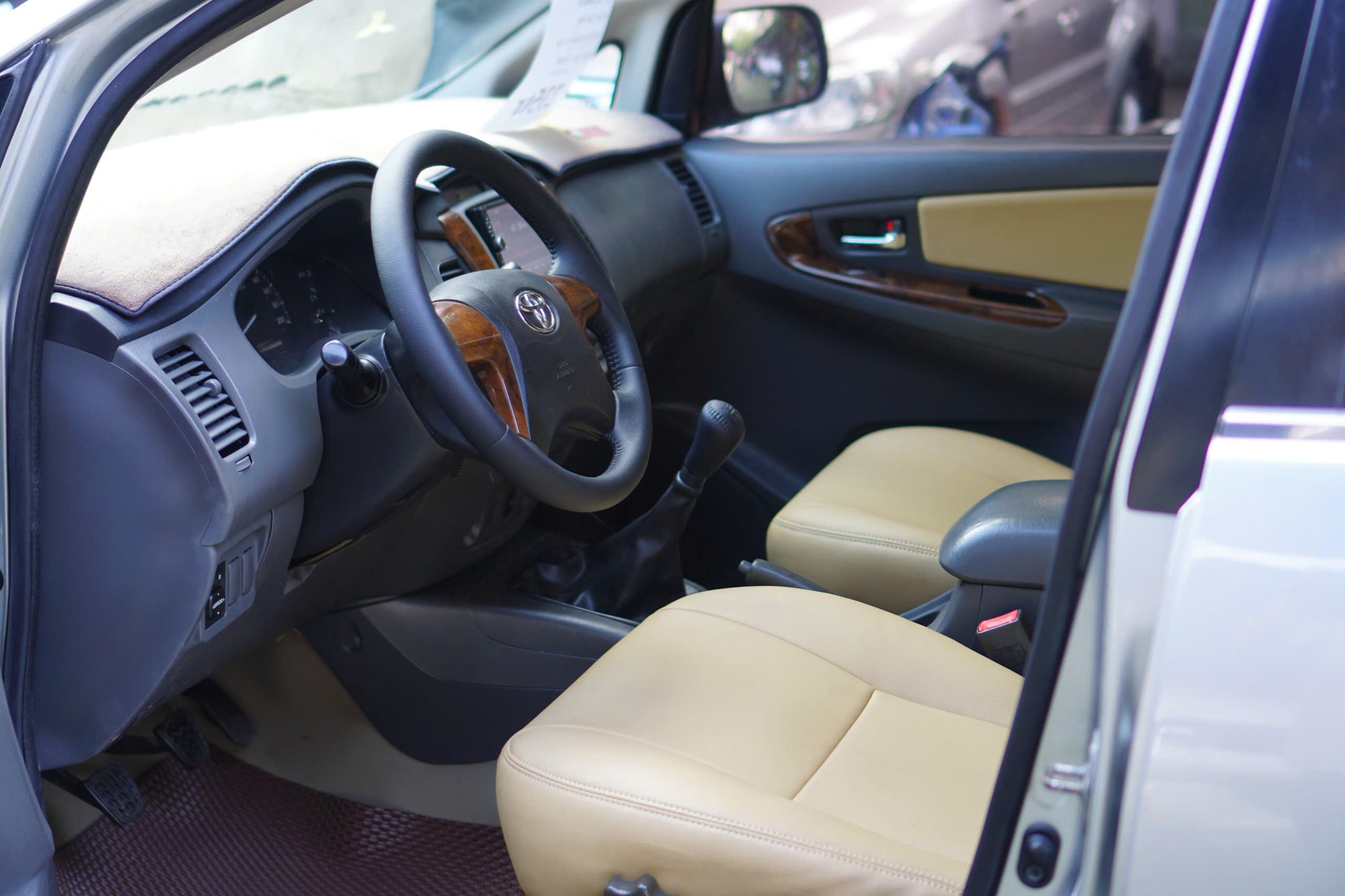 Toyota Innova E 2012 6