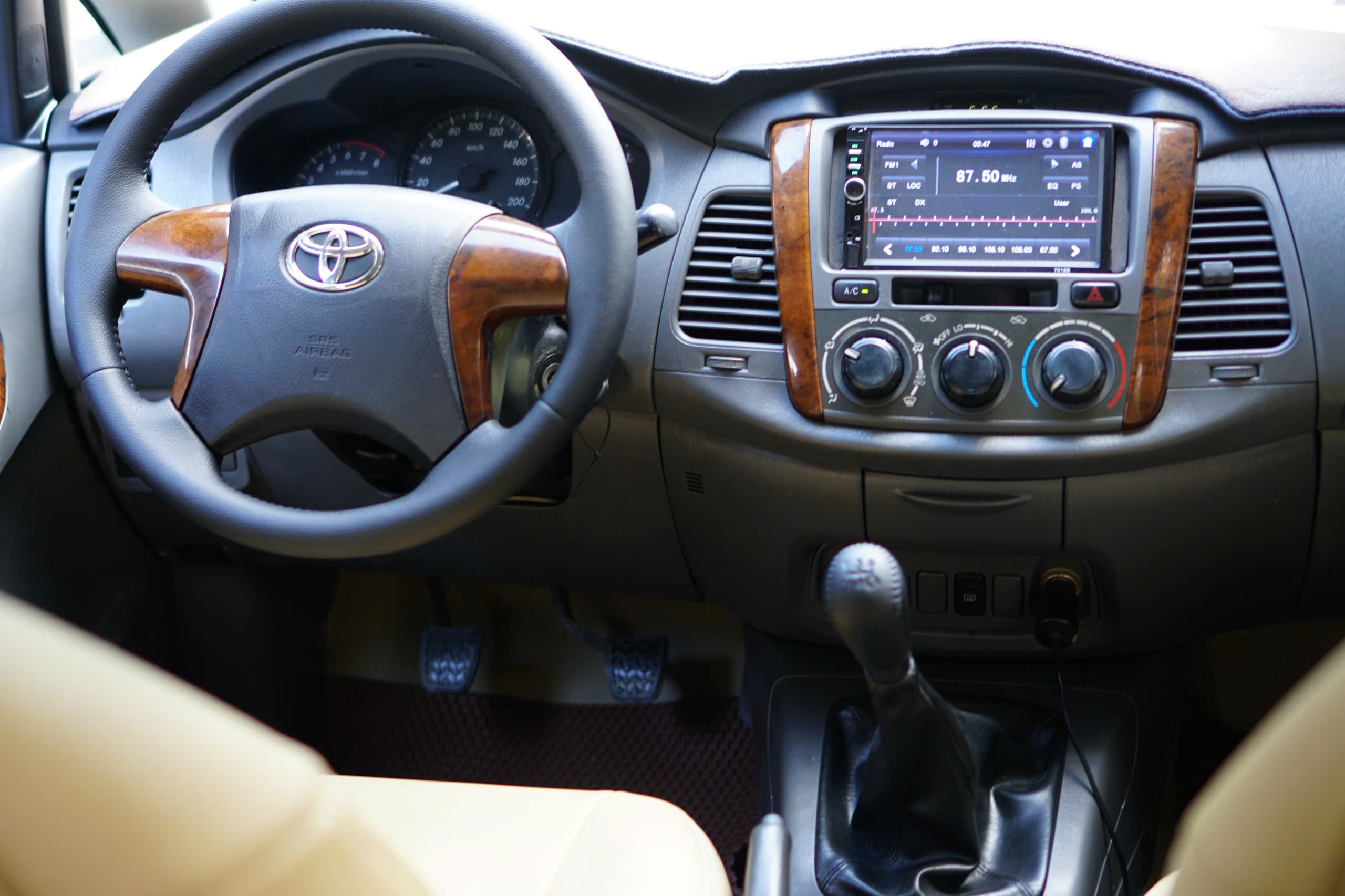 Toyota Innova E 2012 5