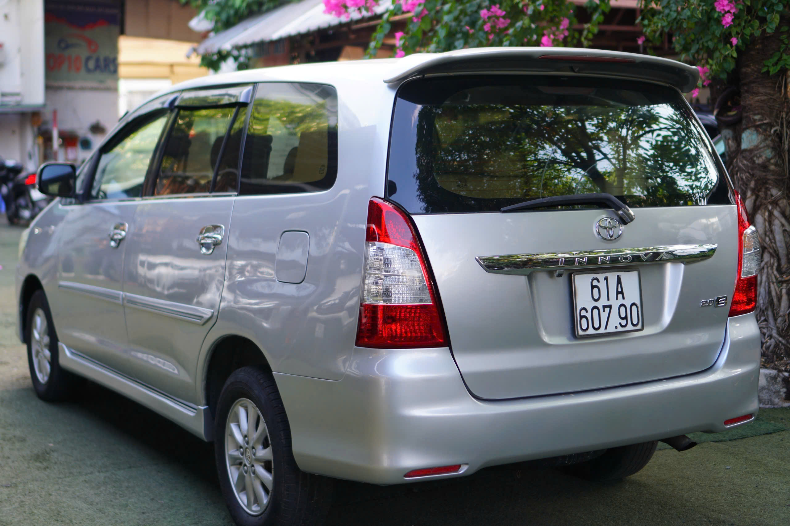 Toyota Innova E 2012 3